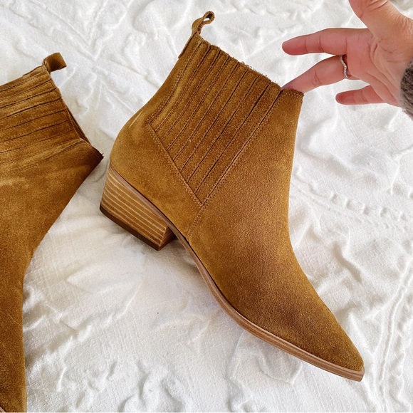 Marc Fisher Yarita Bootie Size 8.5
New $179 - Picture 4 of 7